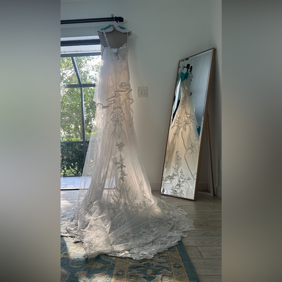 Enzoani Therese sized to 38/28/38 with DD cups in Ivory. - Picture 3 of 12